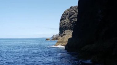 Yeni Zelanda 'nın Percy Adası Motukkako Körfezi' ndeki The Hole in the Rock 'tan denize açılmak.
