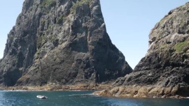 Yeni Zelanda 'nın Percy Adası Motukkako Körfezi' ndeki The Hole in the Rock 'tan denize açılmak.