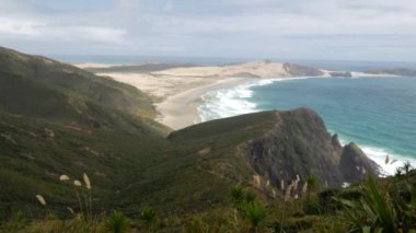 Cape Reinga Yeni Zelanda 'nın Kuzey Adası' nın kuzey ucundaki Aupouri Yarımadası 'nın en kuzeybatı ucu.