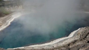 Rotorua Yeni Zelanda 'daki Whakarewarewa termal vadisinde gayzerler
