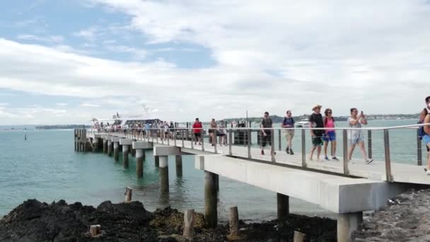 Люди Идущие Парома Прибывающие Остров Рангитото Окленде Новая Зеландия — стоковое видео