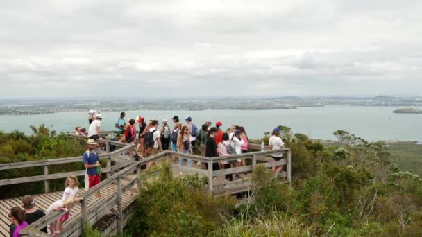 Touristen Schauen Von Rangitoto Nach Auckland Neuseeland — Stockvideo