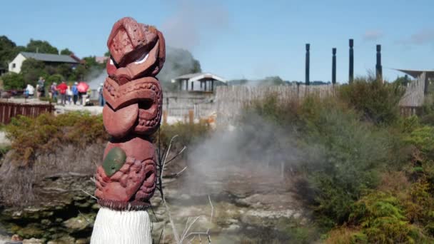 Close Estátua Maori Com Gêiser Fundo Whakarewarewa Vale Térmico Rotorua — Vídeo de Stock