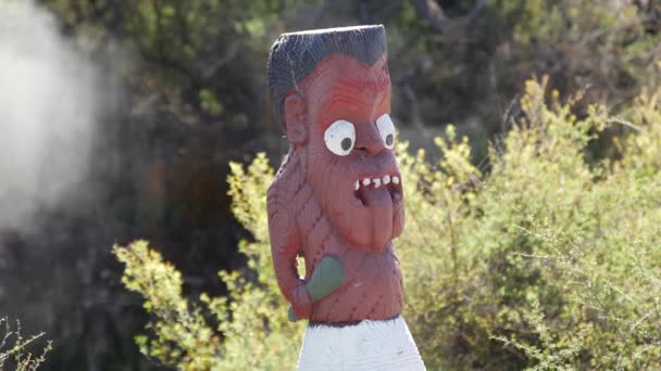 ロトルアのWhakarewarewa熱谷の背景に間欠泉を持つMaori像から閉じるニュージーランド — ストック動画