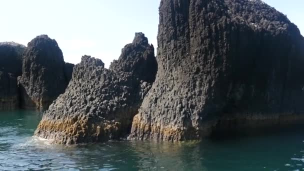 Navegar Muy Cerca Las Rocas Bahía Las Islas Nueva Zelanda — Vídeos de Stock