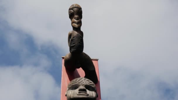 Waitakere Bölgesel Parkı Nın Girişinde Duran Maori Heykelinin Üstündeki Zaman — Stok video