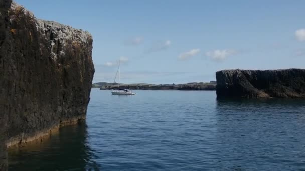 Sailing Very Close Rocks Bay Islands New Zealand — Stock Video