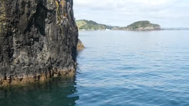 Navegar Muy Cerca Las Rocas Bahía Las Islas Nueva Zelanda — Vídeo de stock