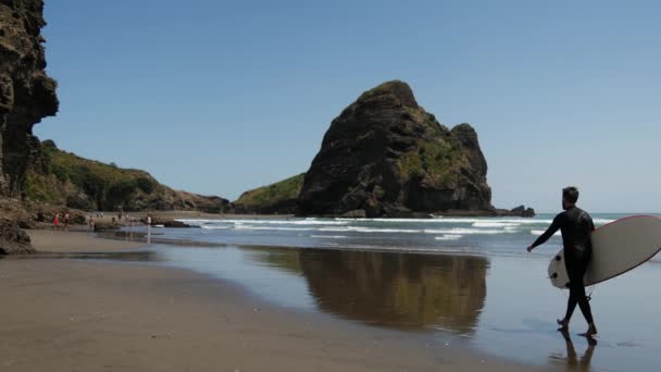 Surfista Piedi Sulla Spiaggia Piha — Video Stock