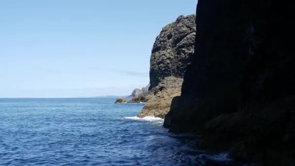 Navegando Longe Hole Rock Percy Island Motukkako Bay Islands Nova — Vídeo de Stock