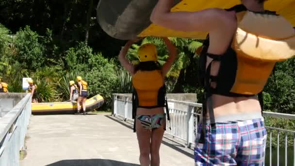 Grupo Lleva Una Balsa Agua Agua Rotorua Nueva Zelanda — Vídeo de stock