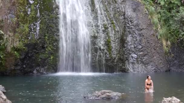 Inclinarse Hacia Kitekite Falls Cascada Niveles Cerca Auckland Nueva Zelanda — Vídeos de Stock