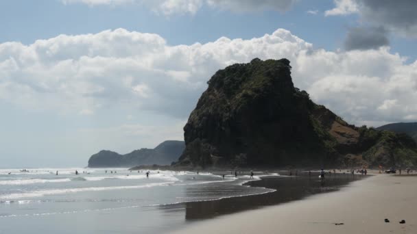 Playa Piha Con Roca Del León — Vídeo de stock