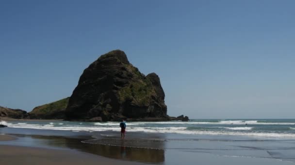 Schnelle Pfanne Vom Piha Strand Mit Dem Löwenfelsen — Stockvideo