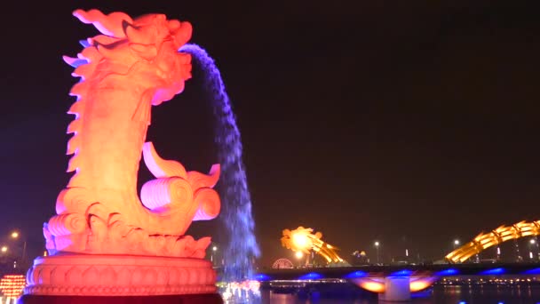 ダナンベトナムの背景に色を変える龍橋とCachep A栄噴水からの時間経過 — ストック動画