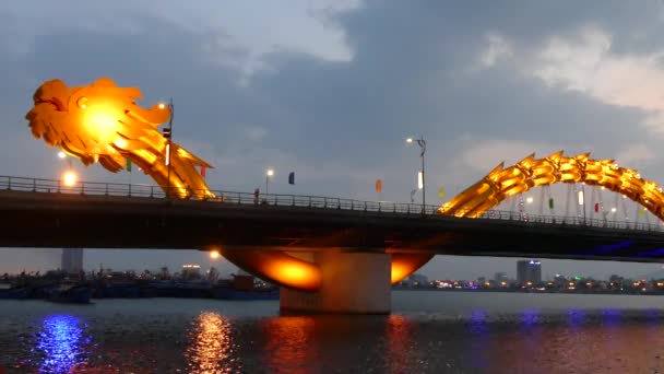 Akşam Nang Vietnam Daki Nehirde Ejderha Köprüsü — Stok video