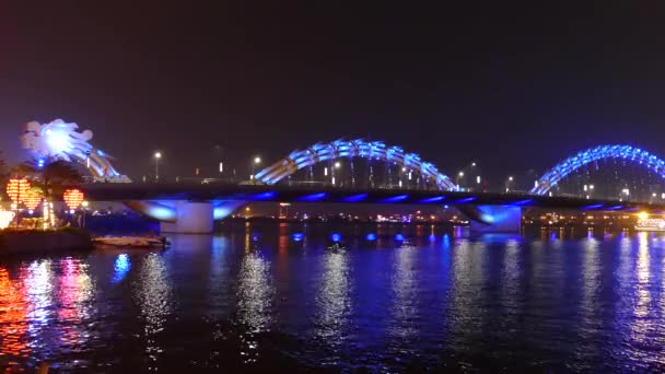 ダナン ベトナムで青い色の夜のドラゴンブリッジ — ストック動画