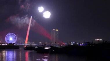 Trn Th L Köprüsü ve güneş tekeri Çin 'in yeni yılını Da Nang, Vietnam' da kutluyor.