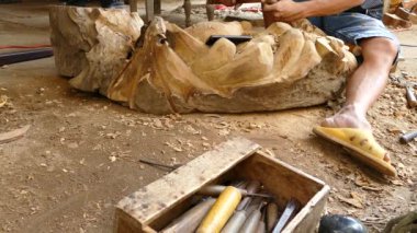 Bir adam Hoi An Vietnam 'da bir oyma üzerinde çalışırken ahşap oyma aletleri.