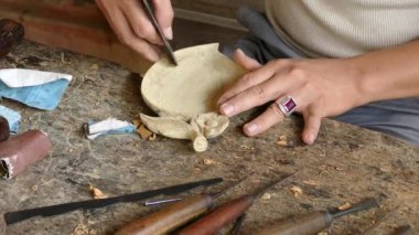 Hoi An Vietnam 'daki odun oymacılığına yakın.