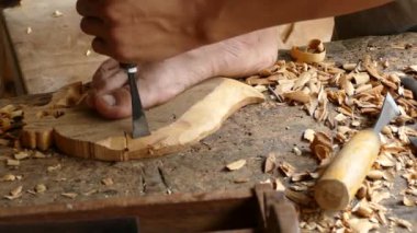 Hoi An Vietnam 'da odun oymacılığından el pençe divan durun.