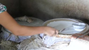 Hoi An Vietnam 'da pirinç kağıdı yapmak.