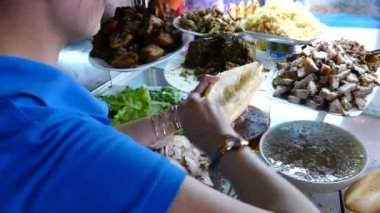 Hoi An Vietnam 'da Banh mi sandviçi yapıyorum.