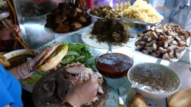 Hoi An Vietnam 'da Banh mi sandviçi yapıyorum.