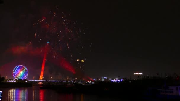 ベトナムのダナンで中国の旧正月を祝う花火とTrn L橋とSunホイール — ストック動画