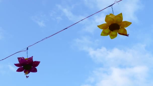 Маленькі Квіткові Ліхтарі Вітрі Блакитним Небом — стокове відео