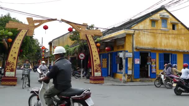 Motorbikes Bicycles Crossroad Old Town Hoi Vietnam — Stock Video