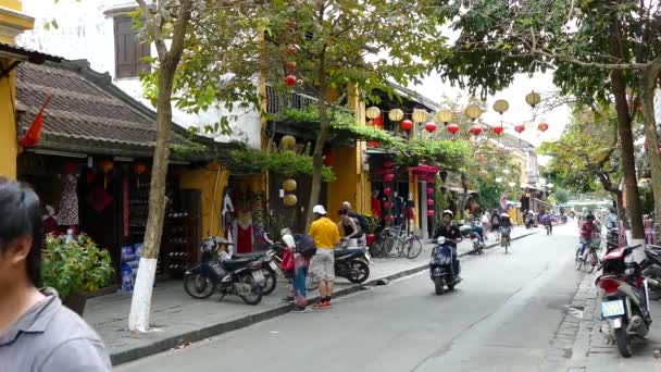 海安老城的亚洲游客和交通情况 — 图库视频影像