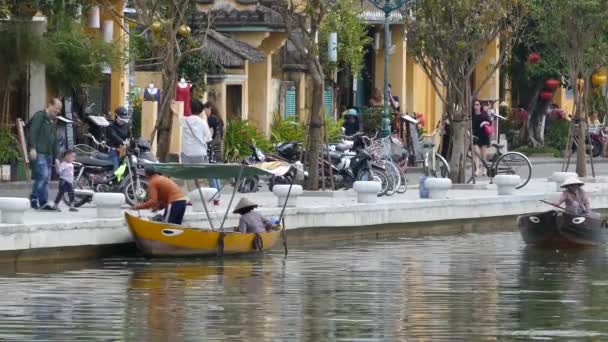 Boote Auf Dem Thu Bon Fluss Und Touristen Der Altstadt — Stockvideo