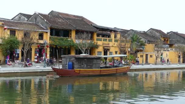 位于越南海安老城的渡边河的老船 — 图库视频影像