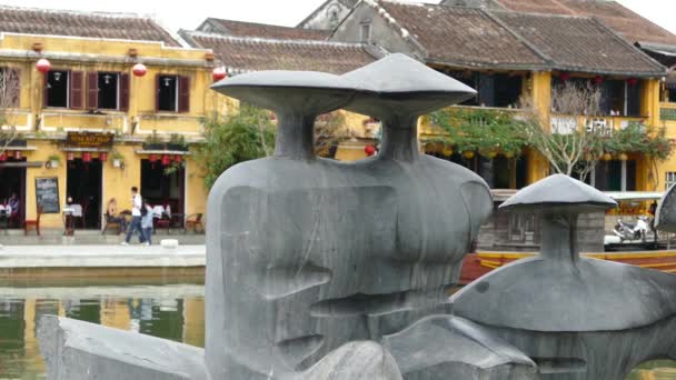 在越南海安古城 当一艘船经过的时候 在苏邦河旁边的雕像 — 图库视频影像