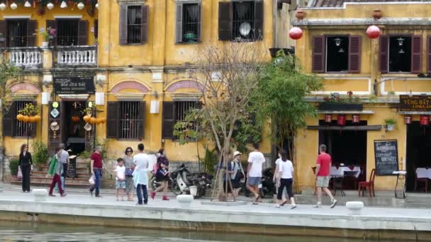 Turisté Břehu Řeky Starém Městě Hoi Vietnam — Stock video