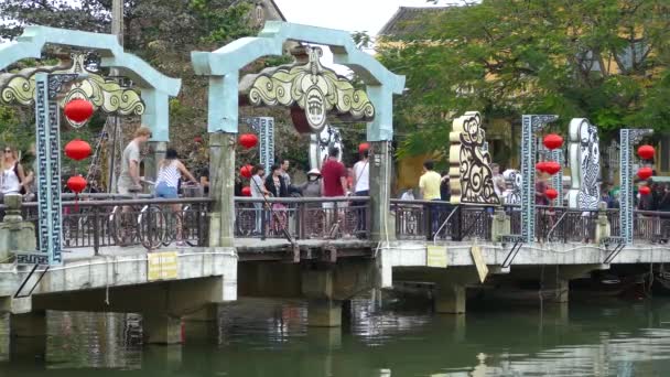 Miejscowi Turyści Moście Cau Hoi Hoi Vietnam — Wideo stockowe