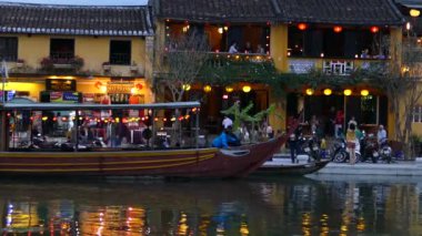 Hoi An Vietnam 'da akşam vakti Bon Nehri kıyısında.