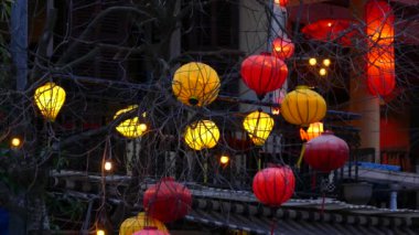 Akşam Hoi An Vietnam 'daki bir restoranda renkli fenerler.