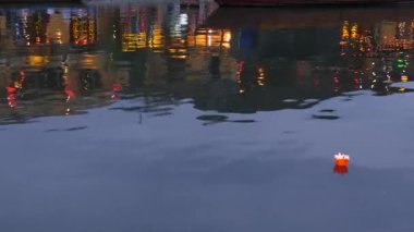 Hoi An Vietnam 'daki Bon Nehri' nde yüzen fener.