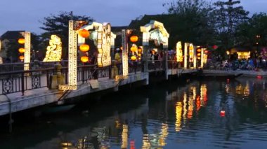 Akşamları Hoi An Hoi köprüsünde yüzen fenerlerle Hoi An Vietnam 'da.