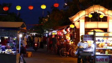 Hoi An Vietnam 'da fenerlerin olduğu sokak pazarı.