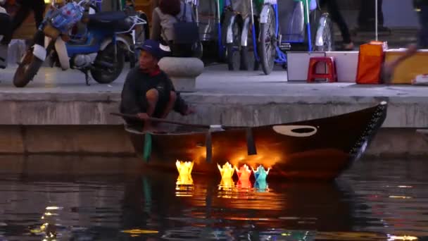 Hoi Vietnam Suda Yüzen Fenerlerle Birlikte Bon Nehri Ndeki Küçük — Stok video