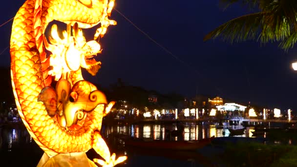 Estatua Dragón Con Puente Cau Hoi Noche Fondo Hoi Vietnam — Vídeo de stock