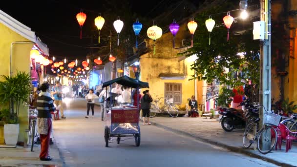 Вьетнамская Леди Ходит Телегой Улице Разноцветными Фонарями Хойане Вьетнам — стоковое видео