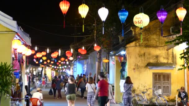 Turisté Ulici Barevnými Lucernami Starém Městě Hoi Vietnam — Stock video