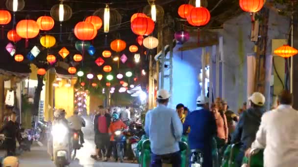 Tempo Uma Rua Com Lanternas Coloridas Pessoas Cidade Velha Hoi — Vídeo de Stock