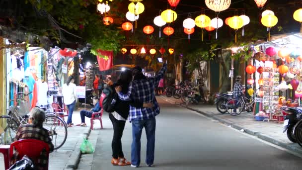Туристы Делают Селфи Улице Разноцветными Фонарями Старом Городе Хой Вьетнам — стоковое видео