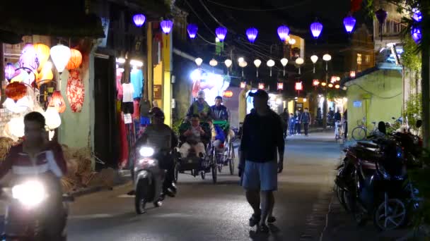 在越南海安老城 亚洲游客在一条街道上 街道上灯火通明 — 图库视频影像