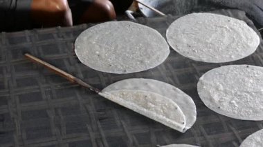 Hoi An Vietnam 'da bir çiftlikte pirinç kağıdı kurutmak.